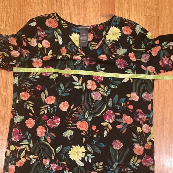 Chelsea & Theodore Black Floral Print Top Size Medium - Picture 11 of 12